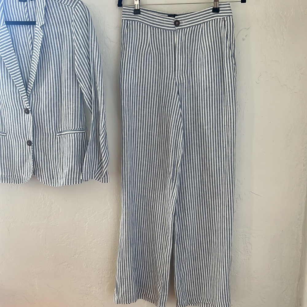 TAHARI LINEN SEERSUCKER SUIT - Picture 4 of 5